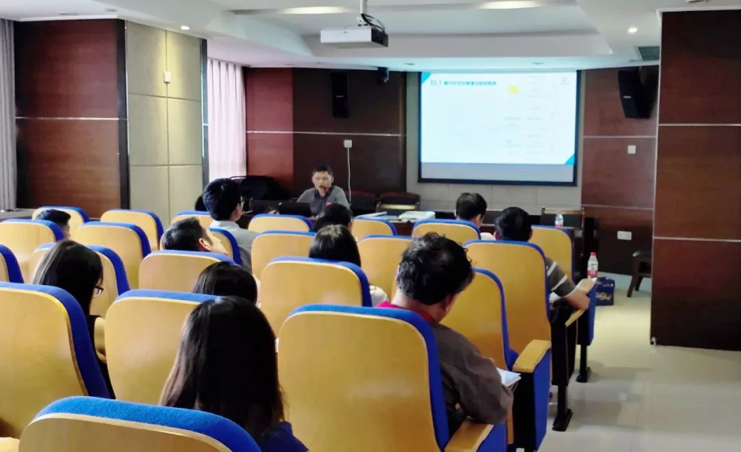 5d8cea595fcec.png 培訓現場.png